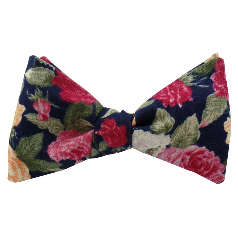 Mucha wiązana Róże na granacie