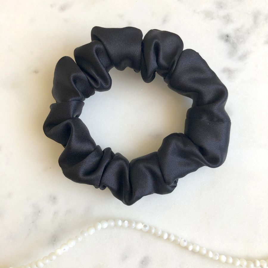 Czarna jedwabna gumka do włosów scrunchie - obrazek 2