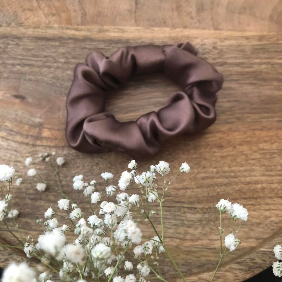 Czekoladowa jedwabna gumka do włosów scrunchie - obrazek 2
